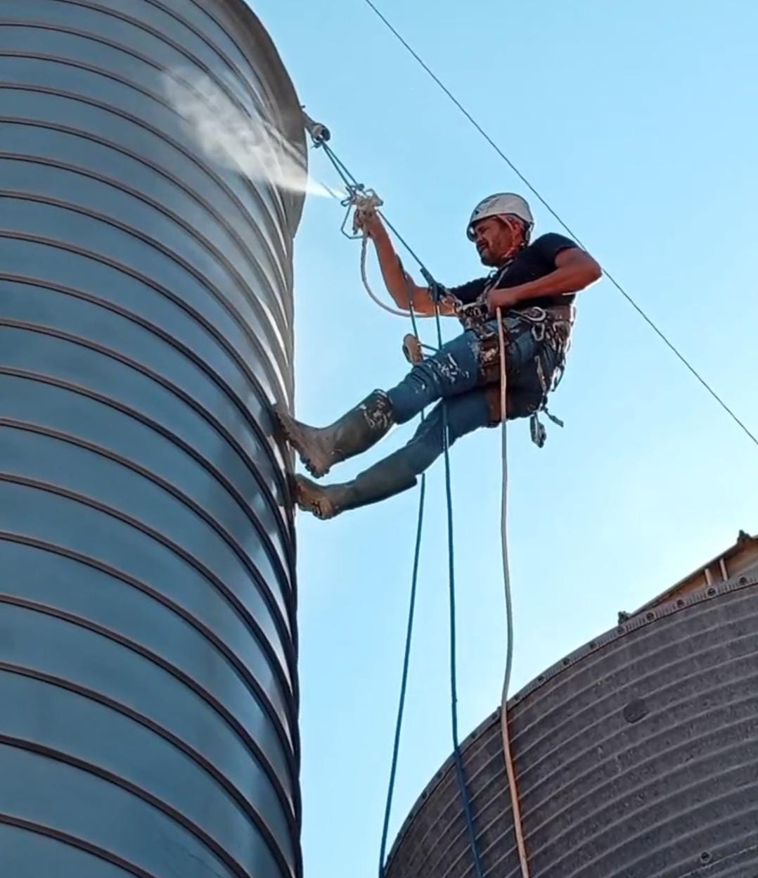 Trabalhamento em rapel com hidrolimpeza em silo industrial