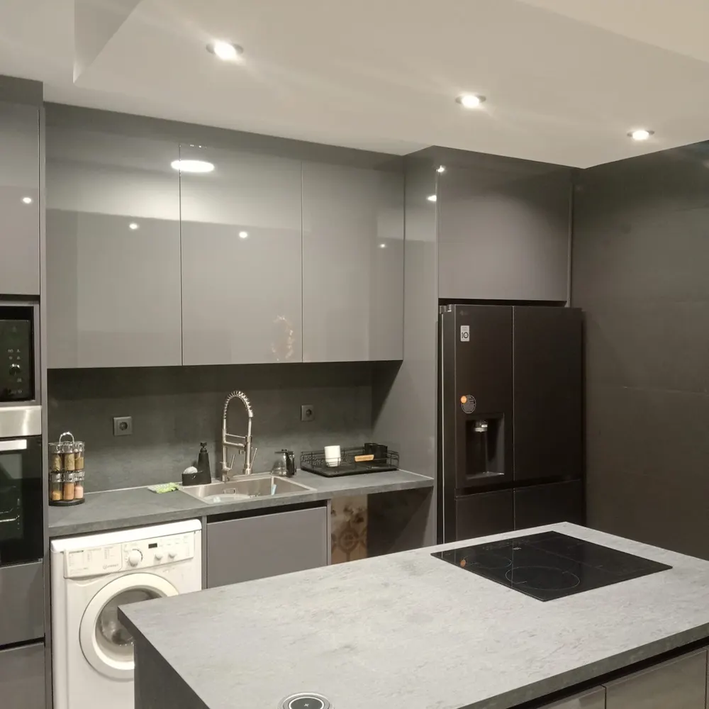 Cozinha remodelada em tons de cinza com ilha